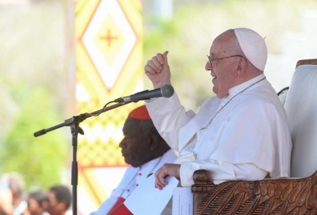 Papa Francisco saúda jovens em Port-Moresby / Foto: Vatican Media/IPA/Sipa USA via Reuters Connect.