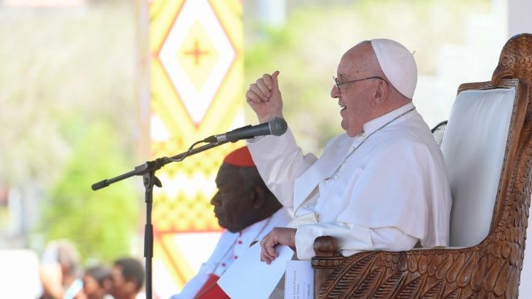 Papa Francisco saúda jovens em Port-Moresby / Foto: Vatican Media/IPA/Sipa USA via Reuters Connect.