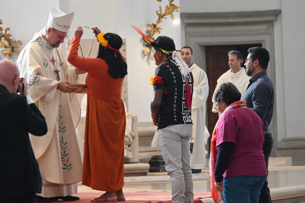 Representantes da Prelazia de São Félix entregam presentes a Dom Lúcio 