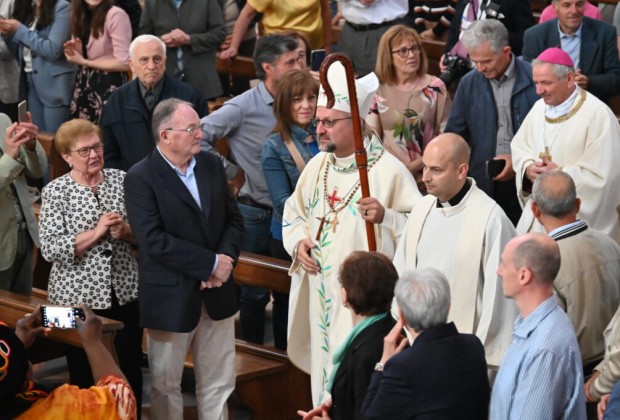 Dom Lucio Nicoletto abençoa os fiéis na catedral de Pádua. Fotos: Jaime C. Patias