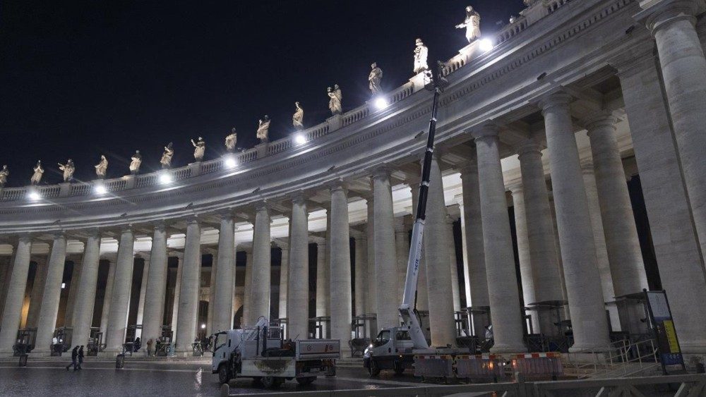 Trabalho da ACEA na colunata da praça São Pedro. (Vatican Media)