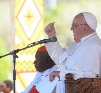 Papa Francisco saúda jovens em Port-Moresby / Foto: Vatican Media/IPA/Sipa USA via Reuters Connect.