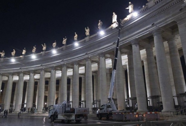 Trabalho da ACEA na colunata da praça São Pedro. (Vatican Media)