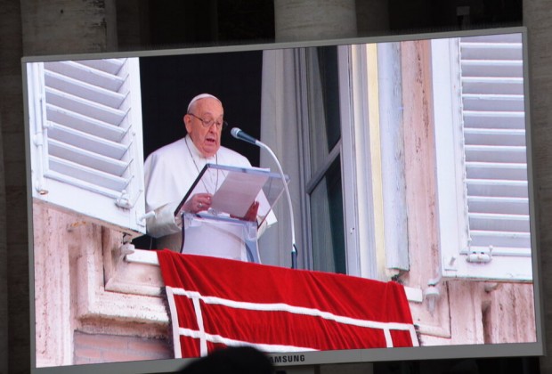 Papa Francisco saúda a comunidade católica congolês após a oração do Angelus.